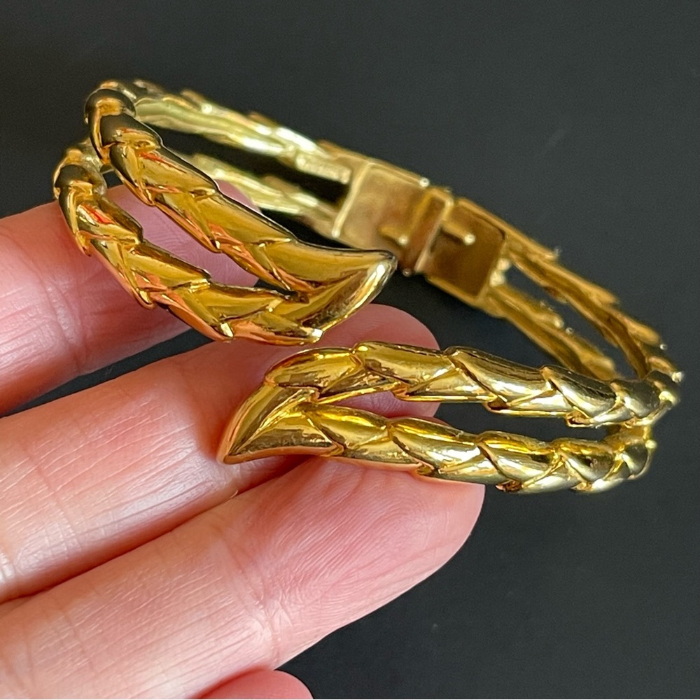 Vintage crown Trifari gold tone bangle.